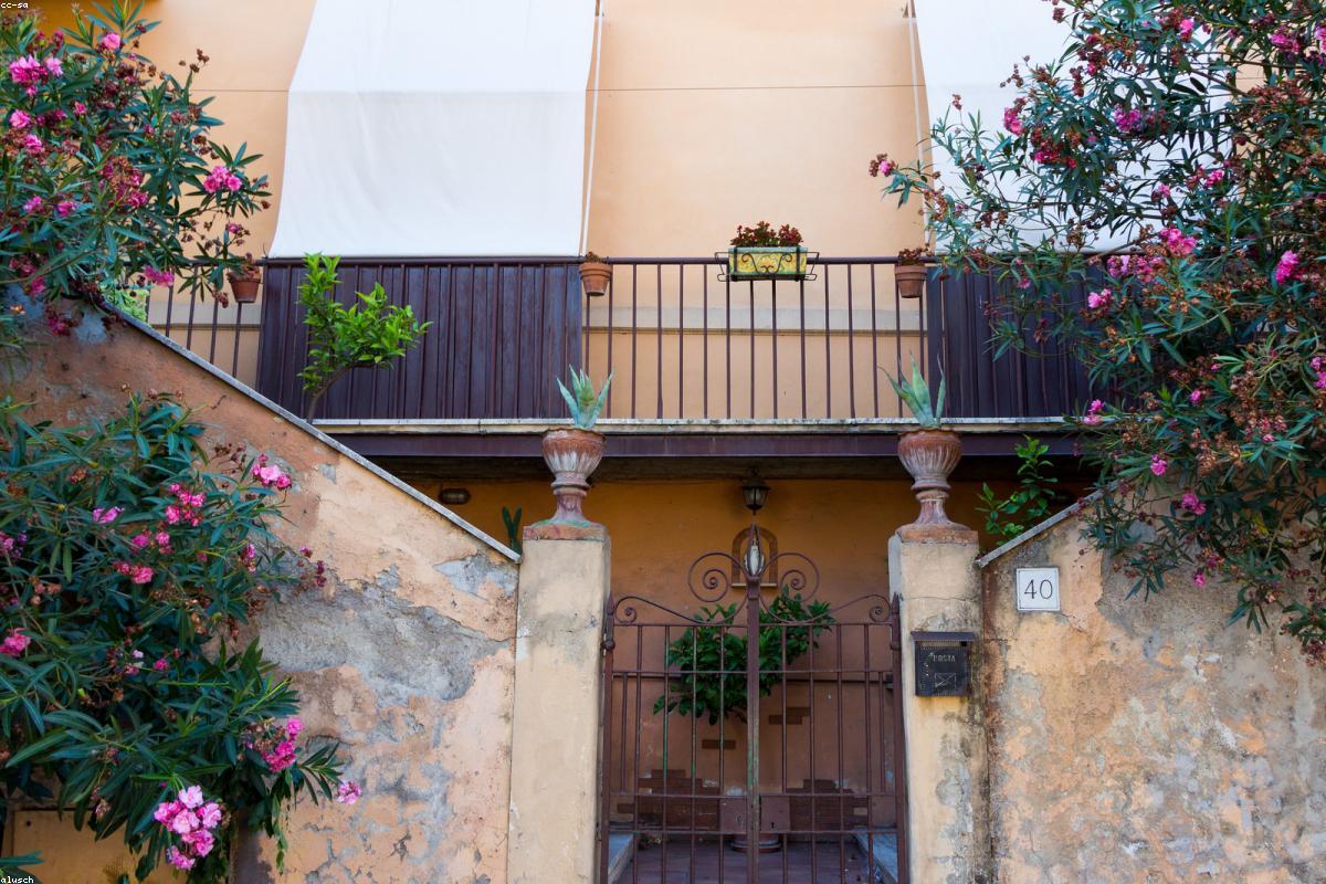 Terrasse composite avec salon de jardin et jardinières aménagée dans l'Hérault